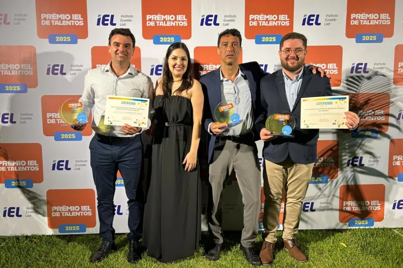 Premiados de SC ao lado de Renata Kitamura, gerente de Talentos do IEL/SC (Divulgação)