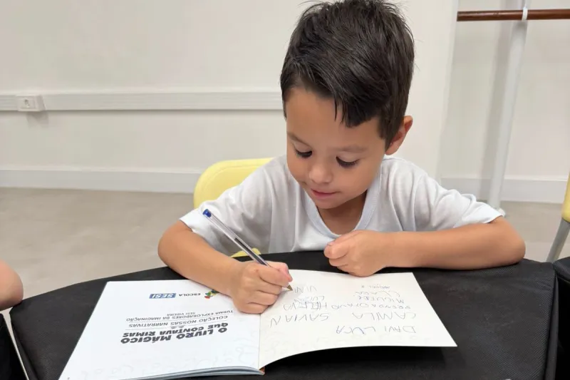 Estudantes/autores participam até de sessão de autógrafos