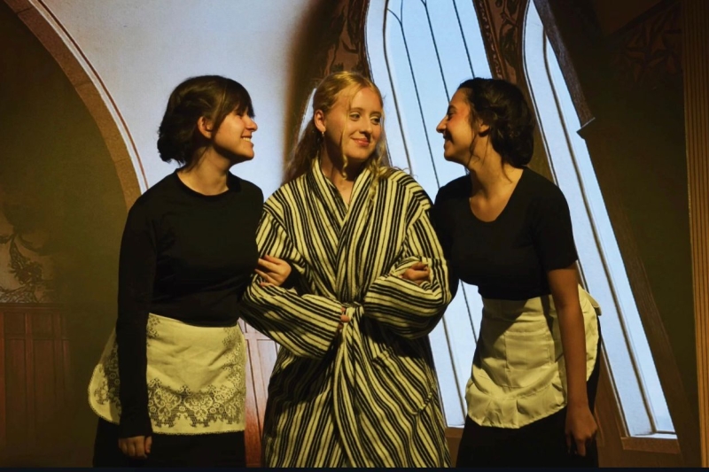  Peça foi apresentada a amigos, professores e familiares no teatro da escola 