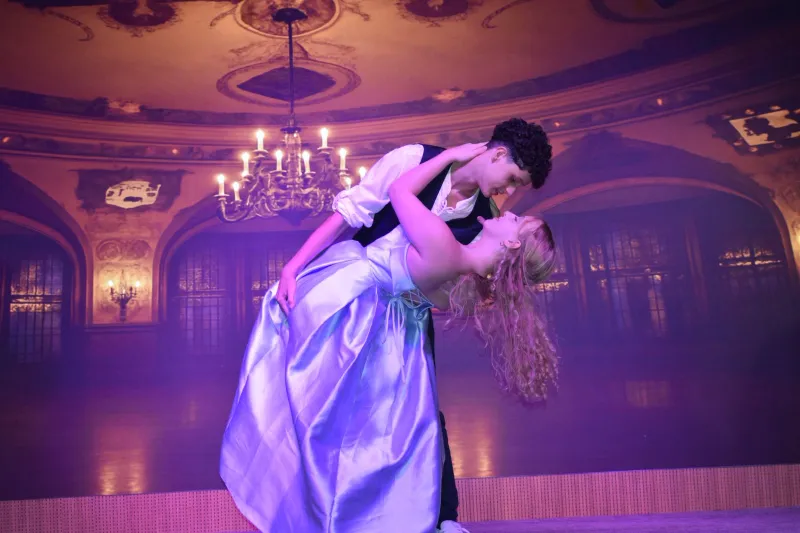 Peça foi apresentada a amigos, professores e familiares no teatro da escola