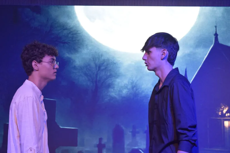  Peça foi apresentada a amigos, professores e familiares no teatro da escola 