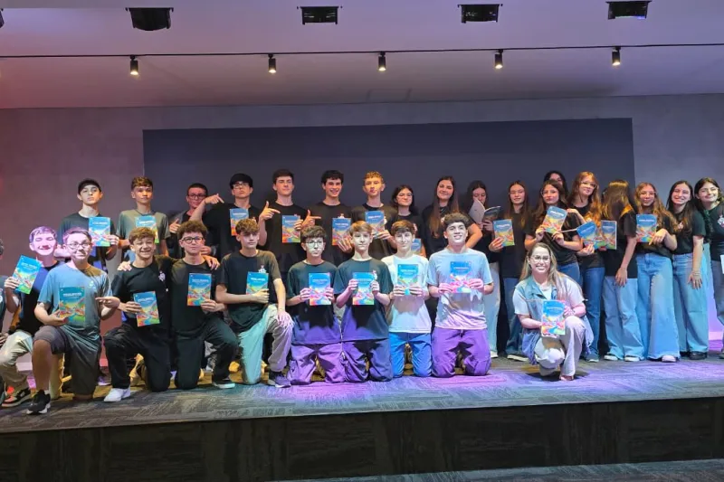 Estudantes vivenciam todas as etapas do processo editorial, da criação à impressão