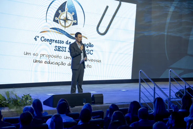 Fabrízio Pereira, diretor do SENAI/SC, falou aos participantes na noite de abertura