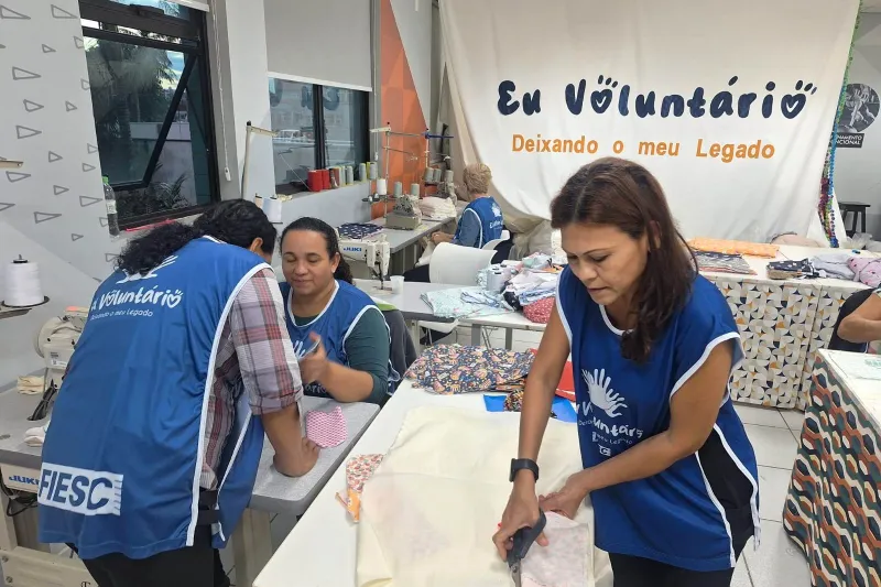 Em Joinville, voluntários produzem mantas para pessoas em vulnerabilidade