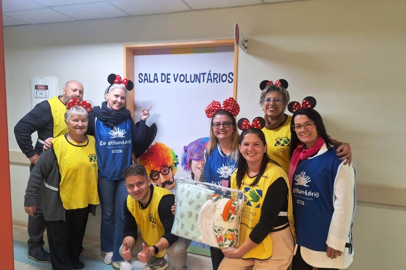 Ações podem ser contínuas ou pontuais, como esta entrega de travesseiro em hospital