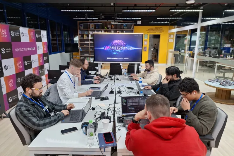 Aprendizagem é baseada em projetos, com foco em problemas reais da indústria