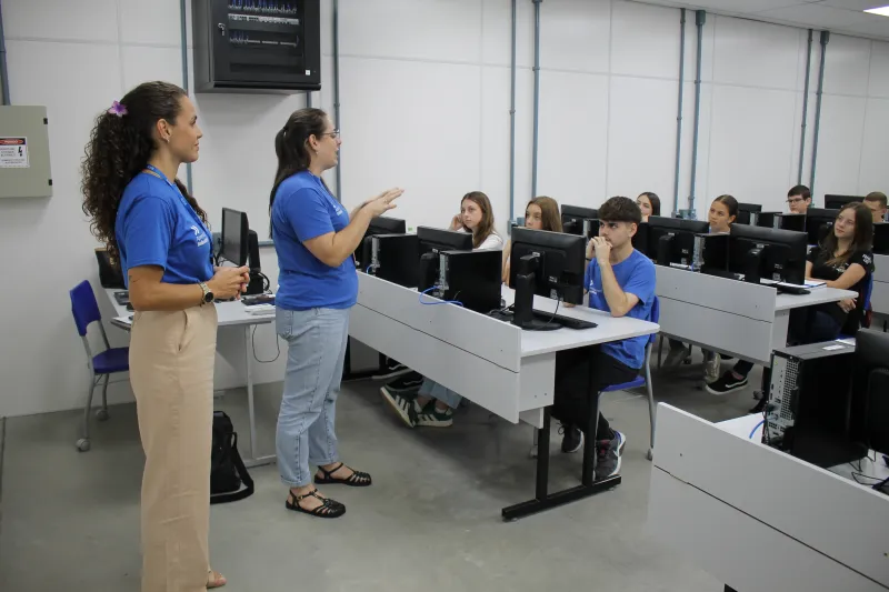 Antes de irem para a prática nas indústrias, as turmas de aprendizes recebem orientações da equipe pedagógica do SENAI. (Foto: Debora Claudio)