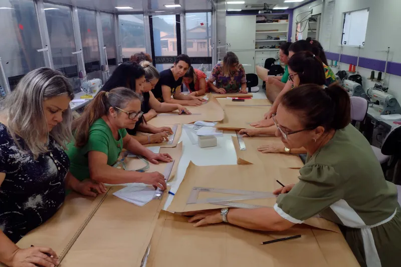 Os cursos de Costura Industrial acontecem nas unidades móveis do SENAI. (Foto: divulgação)