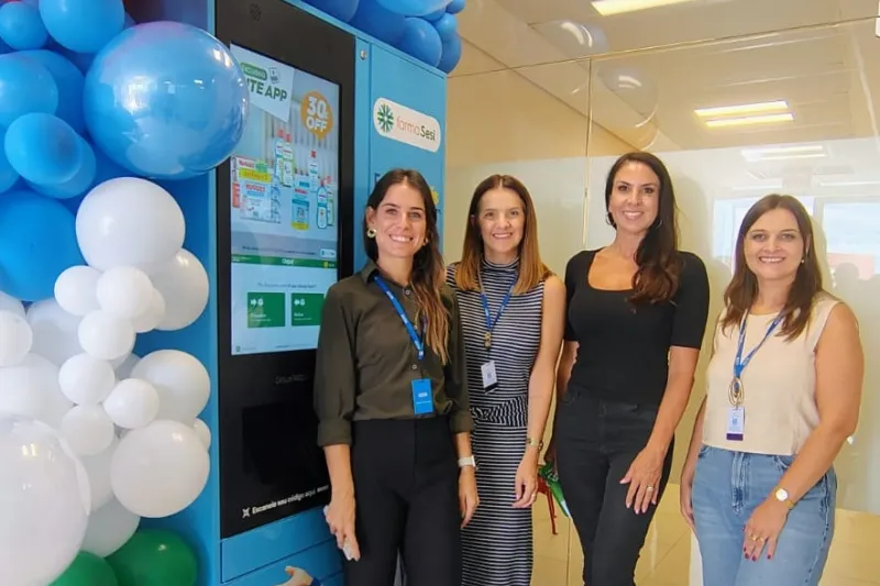 Diretora da empresa, Maria Fernanda Francio Parisotto (de preto), participou da inauguração 