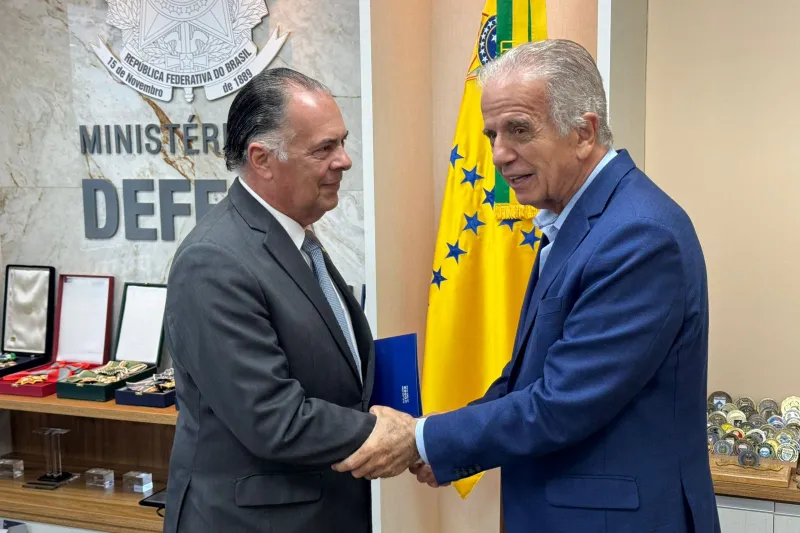 Seleme (e) foi recebido pelo ministro da Defesa, José Múcio Monteiro Filho. 