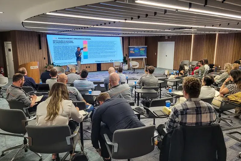 Serão 80 horas entre encontros presenciais e conteúdo assíncrono (Julio Gomes)