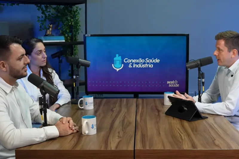 Psicólogos Rafaela Bartocz e Jean Ferrari (esquerda) na gravação do Conexão Saúde & Indústria