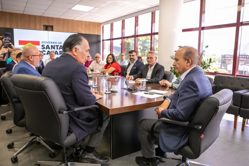 Trabalhadores e empregadores entregam ao governador acordo sobre o piso regional