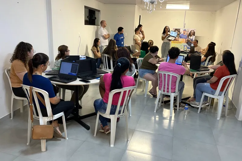 As aulas de Informática Básica e IA estão sendo realizadas em uma sala alugada pela prefeitura, no Centro, em Rio do Campo. (Foto: divulgação)