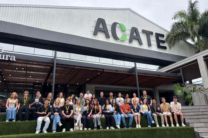 Estudantes que se destacaram na etapa estadual do Integra SENAI visitaram a ACATE nesta quinta (12).