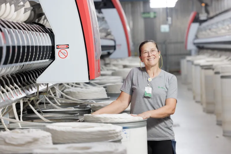 Trabalhadora da Döhler, indústria têxtil de SC que exporta para mais de 20 países (Divulgação)