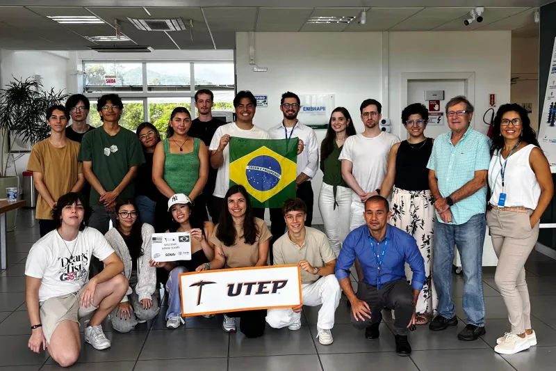 Estudantes e professores da Universidade do Texas em El Paso visitam instituto de Florianópolis