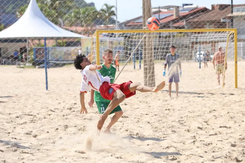 Olho no lance: jogador acerta meia-bicicleta durante as finais do futebol de areia