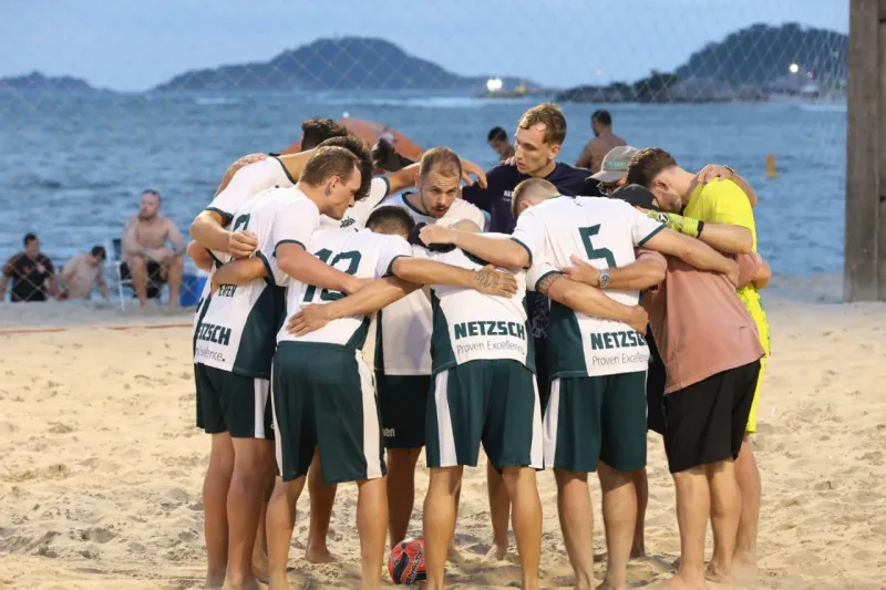 Integração e senso de equipe: trabalhadores se unem antes das partidas finais