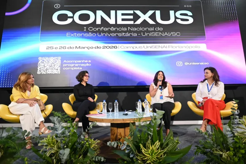 Painel com Bárbara Pérez (microfone), Silvia De Pieri (calça vermelha) e convidadas TJSC e Udesc