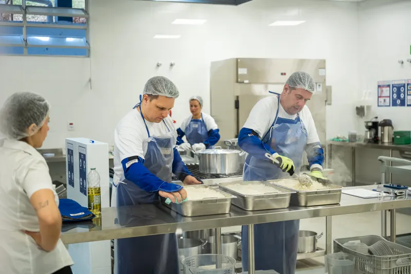 Além de equipe técnica, nutricionistas atuam para garantir segurança alimentar