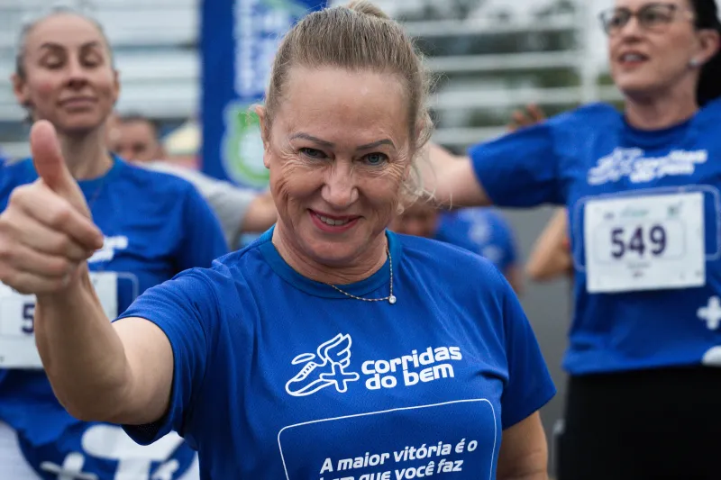 Corredora acena para a câmera em Rio do Sul, cidade que recebeu etapaa no último domingo