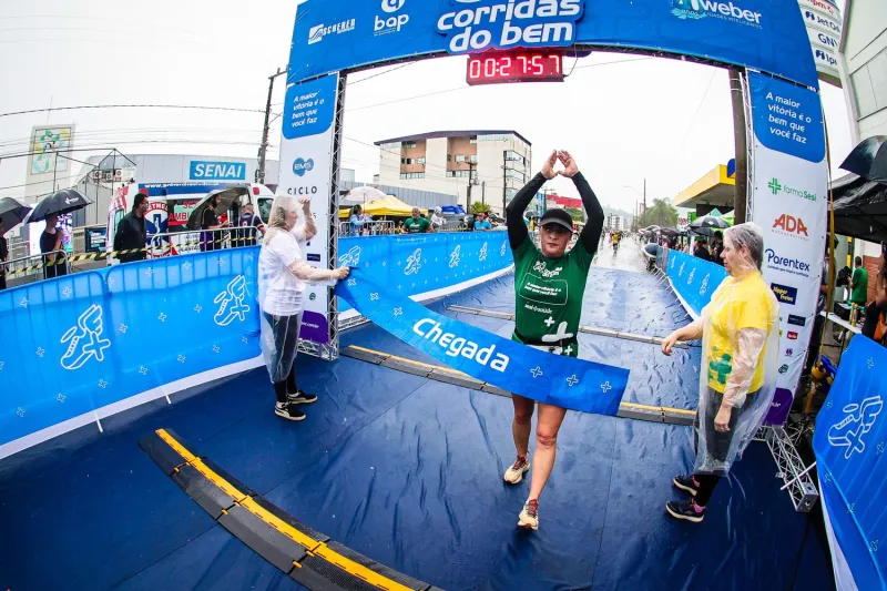 Chuva fina não desanimou corredores na etapa local, a terceira deste ano (Divulgação)