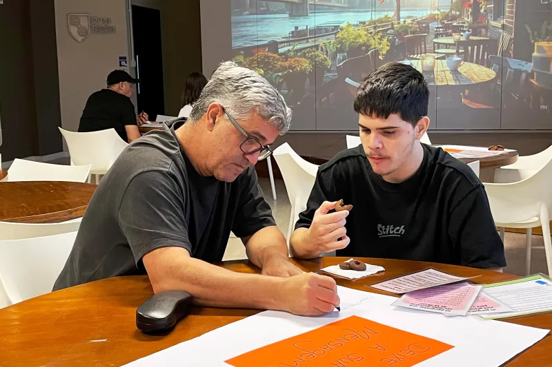 Pai faz atividade com filho; integração era proposta do evento