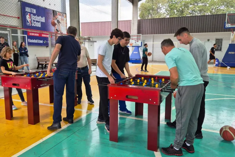 Familiares em partida de pebolim, também conhecido como totó