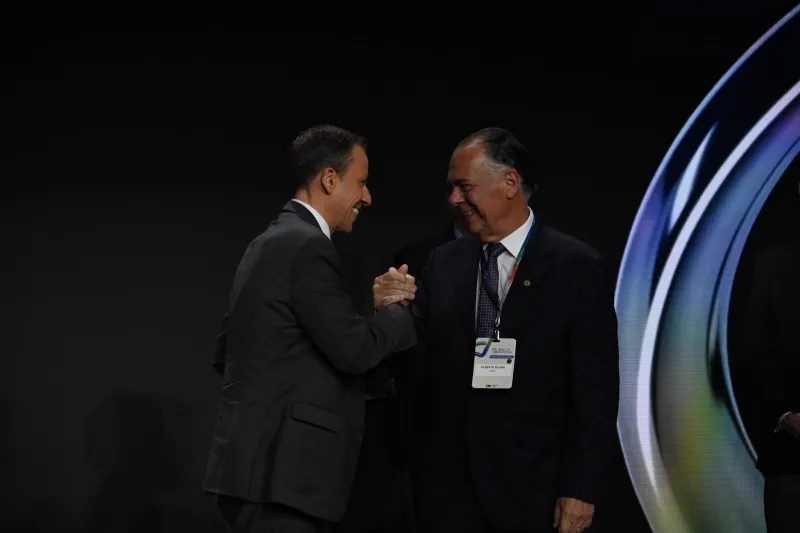 Gilberto Seleme, da FIESC, entrega prêmio a Daniel Godinho, da Weg (foto: Iano Andrade/CNI)