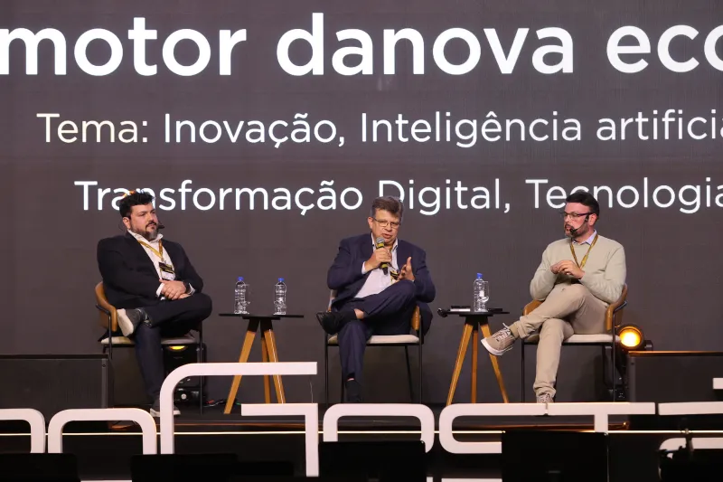 Diretor de Inovação da FIESC, José Eduardo Fiates (centro), mediou o painel “IA: o motor da nova economia”, com participação de Philipe Moura, diretor de Estratégia da Eurásia Group, e Marcelo Fischer, líder de Desenvolvimento em Negócios da Shopify Latam. Foto: Divulgação