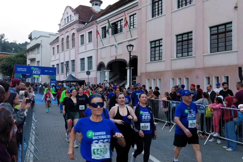 Blumenau reúne 2,5 mil atletas na Corrida Nacional do SESI