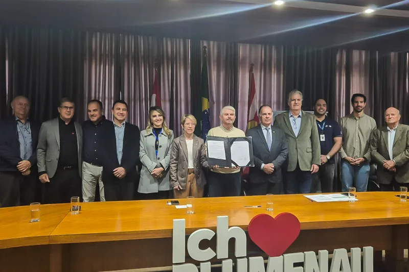 Formalização do convênio foi realizada nesta quinta, na prefeitura de Blumenau