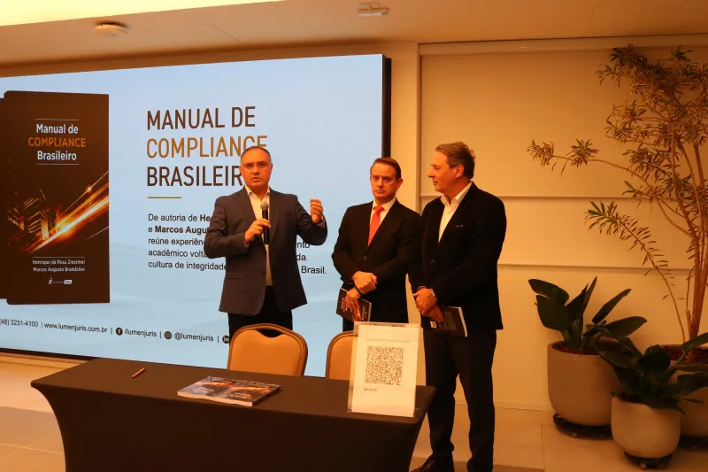 Henrique da Rosa Ziesemer (à esq.) e Marcos Augusto Brandalise (centro), autores do livro, e o diretor da FIESC, Carlos Kurtz
