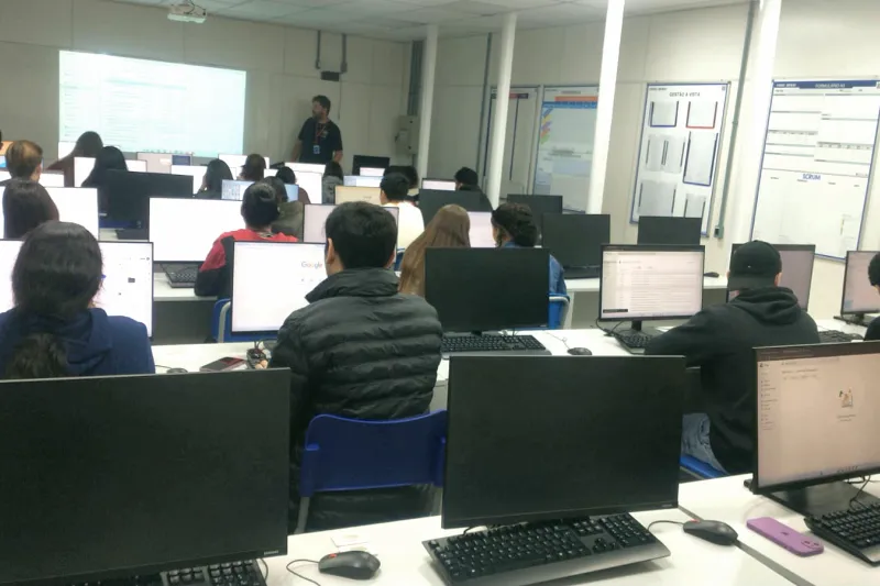Novos Caminhos apresenta ferramentas de tecnologia para adolescentes no Alto Vale