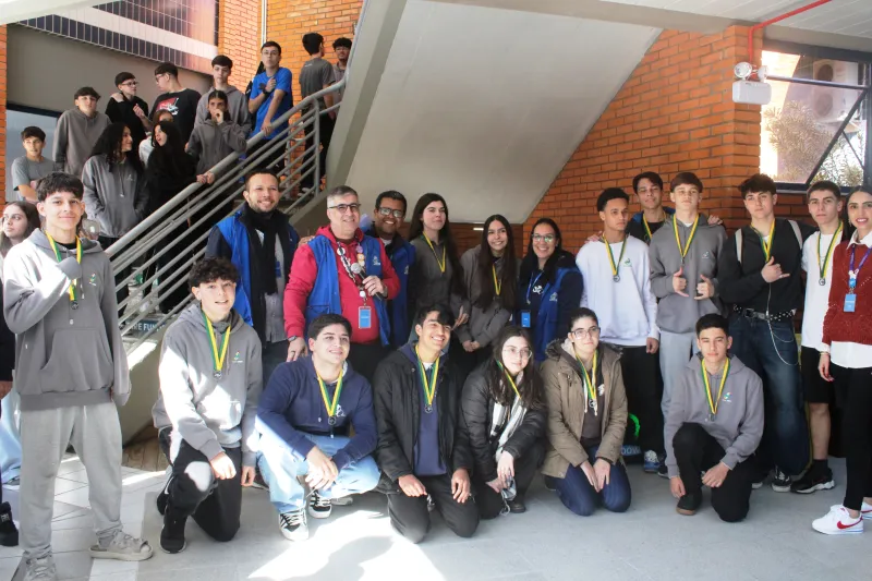 Grupo da Escola SESI de Florianópolis que também se destacou na competição