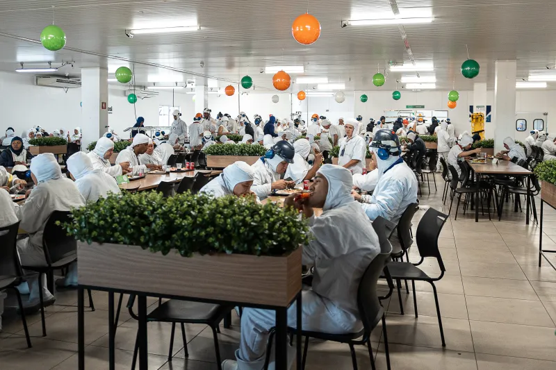 Trabalhadores da MBRF almoçando no restaurante do SESI/SC