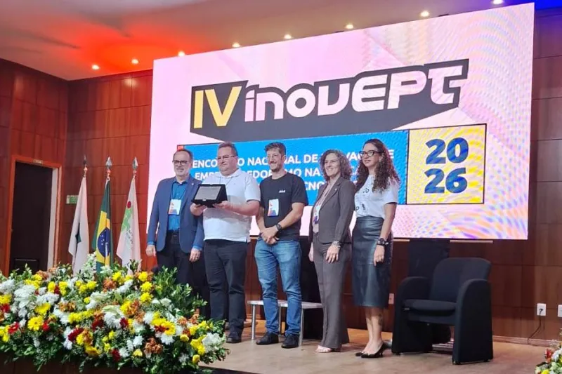 Roberto Marques e Manasses Moreira no palco do IVinovEPT 2026, em Brasília (Divulgação)