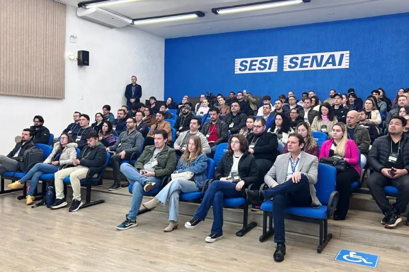 Em Chapecó, além de tenda, público acompanhou evento em auditório