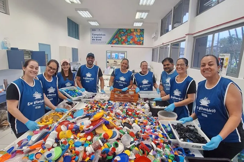Voluntários atuando no Tampinhas do Bem; ação ajuda crianças em acolhimento (Divulgação)