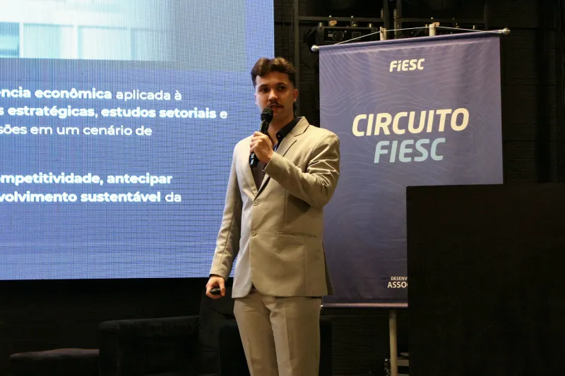 Empresários de indústrias do Alto Vale participaram do evento, realizado pela FIESC e sindicatos patronais. (Fotos: Debora Claudio)
