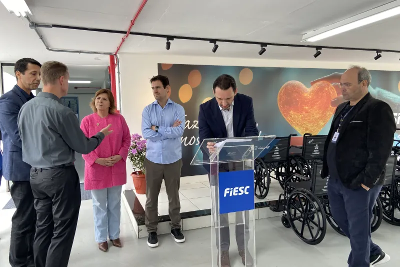 Daniel Tenconi, superintendente do SESI/SC, assinando termo de doação