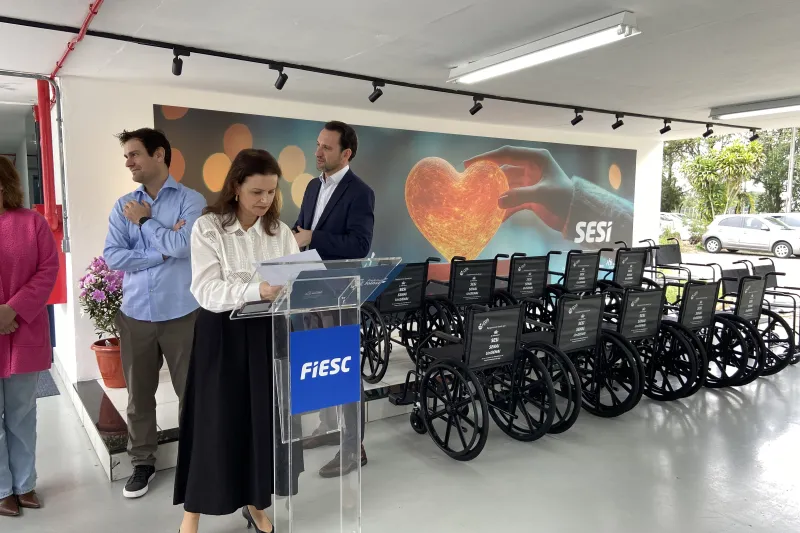 Silvia De Pieri, do SESI/SC, na cerimônia de entrega das cadeiras de rodas