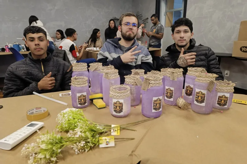 Turmas criaram sistema de trabalho para produzir as lanternas na EJA