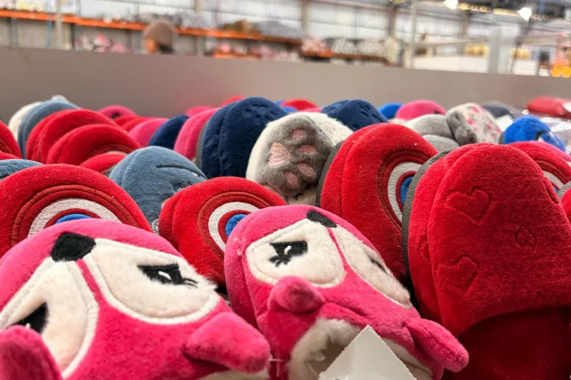 Pantufas foram feitas por costureiras voluntárias, com material doado por indústria