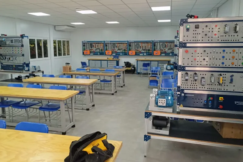 Um dos laboratórios do SENAI de Mondaí; equipamentos de ponta