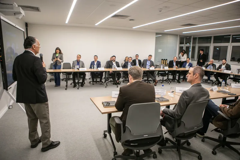 Com a participação do presidente da FIESC, Gilberto Seleme, evento reuniu representantes de 16 empresas catarinenses para debater os desafios da alta gestão