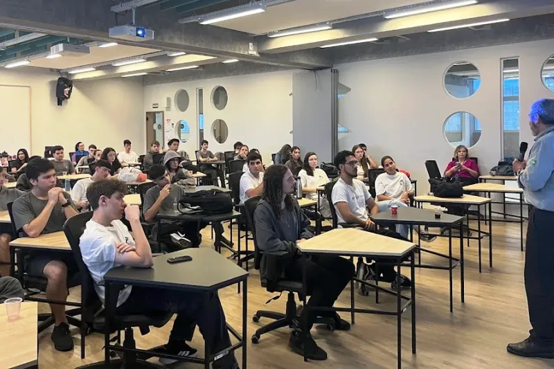 Turma de Engenharia de Controle e Automação em aula em Joinville (Divulgação)