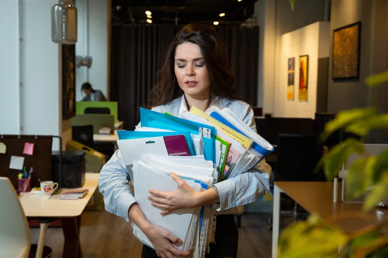 Seu colega de trabalho não joga nada fora? Ele pode ser um acumulador