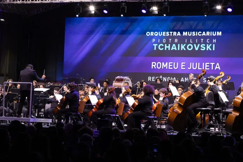 Músicos da Orquestra Musicarium durante concerto em Joinville